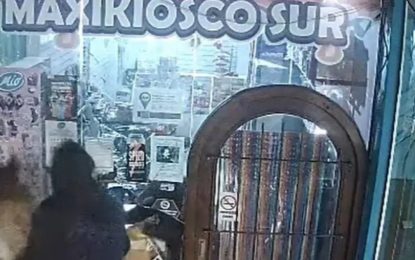 Robaron a caballo un kiosko en Miramar y se fueron al galope