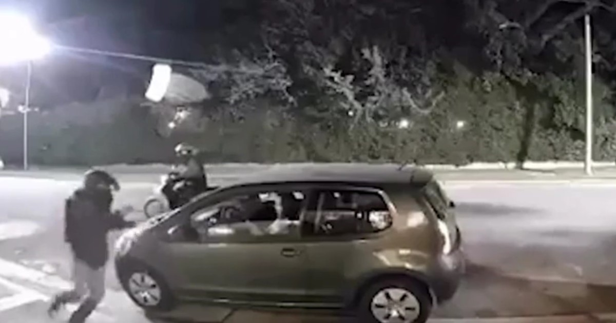 «llevate-todo»,-la-desesperacion-de-una-mujer-asaltada-por-motochorros-cuando-dejaba-a-su-hijo-en-la-casa-de-un-amigo-en-mar-del-plata