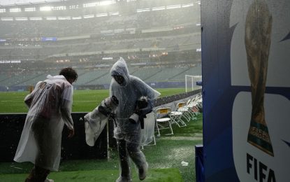 Cómo funciona el protocolo por tormenta eléctrica durante los partidos del Mundial y que demora el reinicio de Francia-Irak