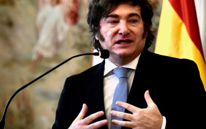 Viaje express a España: Javier Milei llega a Madrid para inaugurar los cursos de verano de una universidad y recibir una medalla