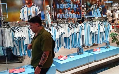 Todos quieren tener la camiseta de Messi: boom de ventas en la Argentina y el exterior, poco stock y remeras truchas en la calle