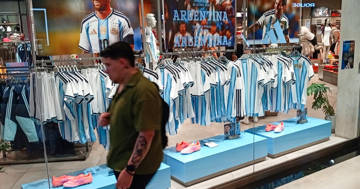 todos-quieren-tener-la-camiseta-de-messi:-boom-de-ventas-en-la-argentina-y-el-exterior,-poco-stock-y-remeras-truchas-en-la-calle