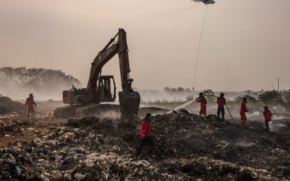 Un basurero en Indonesia se incendió hace más de una semana y sigue ardiendo