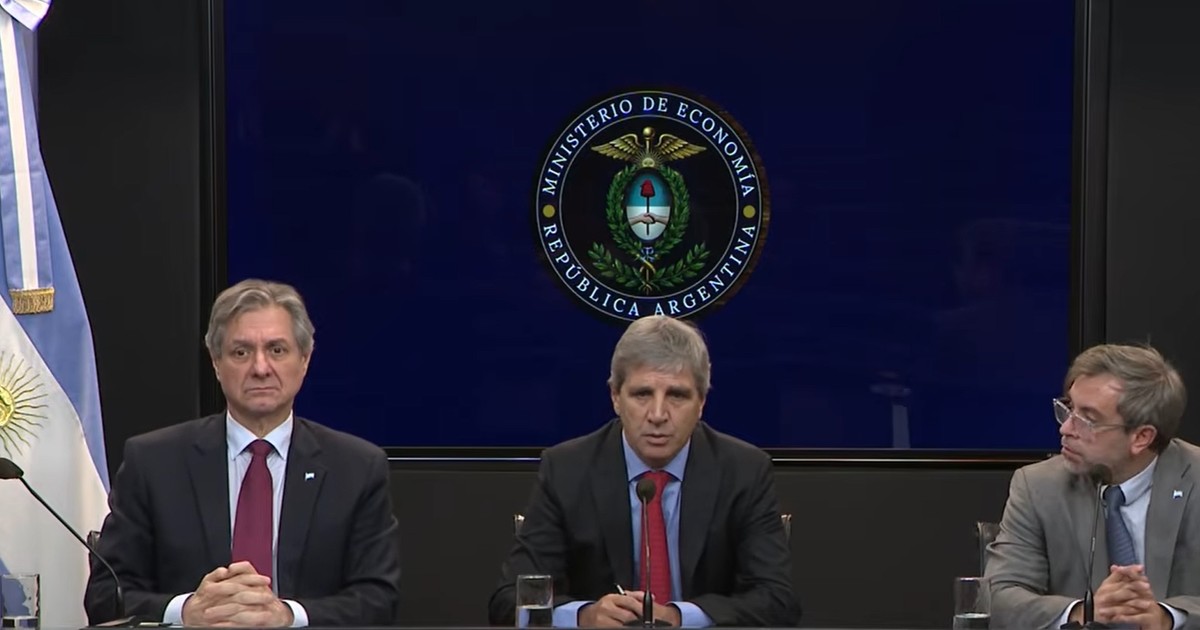 en-una-«licitacion-express»-antes-del-partido,-caputo-busca-refinanciar-vencimientos-por-$-3-billones-y-colocar-un-nuevo-bono-en-dolares
