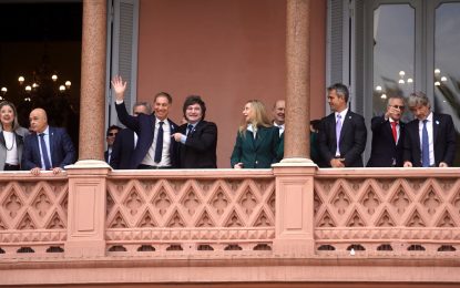 Horas antes del partido contra Inglaterra, el Gobierno le dio más fondos a la SIDE y universidades y recortó en empresas públicas