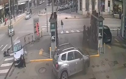 Chocó, atropelló a dos peatones y quedó detenida por manejar con una supuesta licencia falsa: el video que registró el momento del accidente