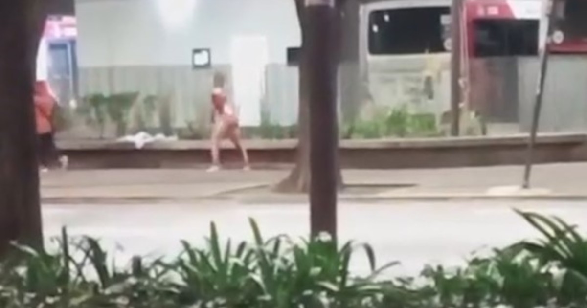 facundo-moyano-detenido:-el-video-que-muestra-cuando-la-joven-de-23-anos-deambula-semidesnuda-por-belgrano