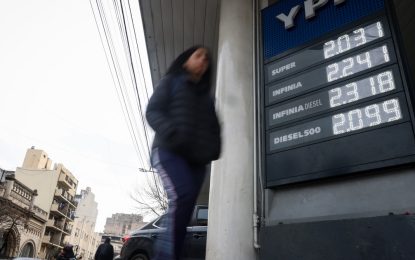 El Gobierno volvió a postergar la suba de impuestos a los combustibles para contener los precios