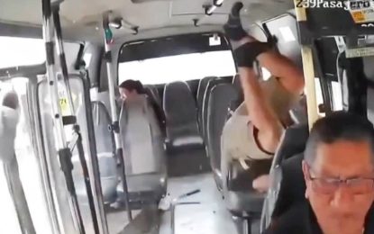 Motociclista choca contra colectivo en Guadalajara de Buga y un error del chofer salva su vida
