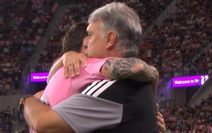 El efusivo abrazo entre Messi y el Tata Martino que conmovió a todos y la explicación del DT: “Tenía ganas de dárselo”