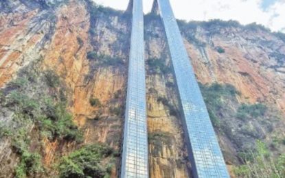 China construyó un ascensor en la roca de 288 metros de altura para que los niños lleguen al colegio