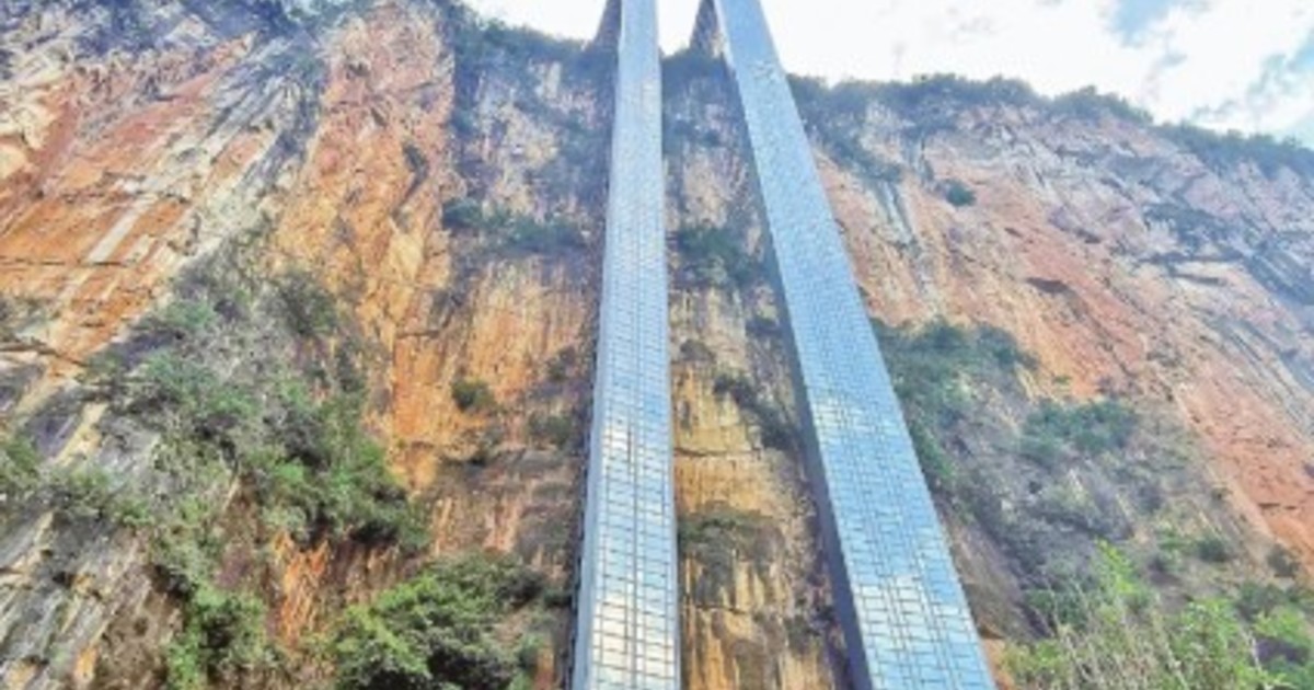 china-construyo-un-ascensor-en-la-roca-de-288-metros-de-altura-para-que-los-ninos-lleguen-al-colegio