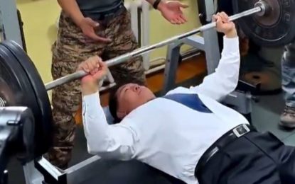 La inesperada demostración de fuerza del presidente de Mongolia: con traje y corbata, levantó 90 kilos en 20 repeticiones
