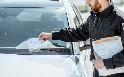 Un camionero evitó una estación de pesaje en California y la CHP lo detuvo: descubrieron una placa falsa y problemas con su licencia