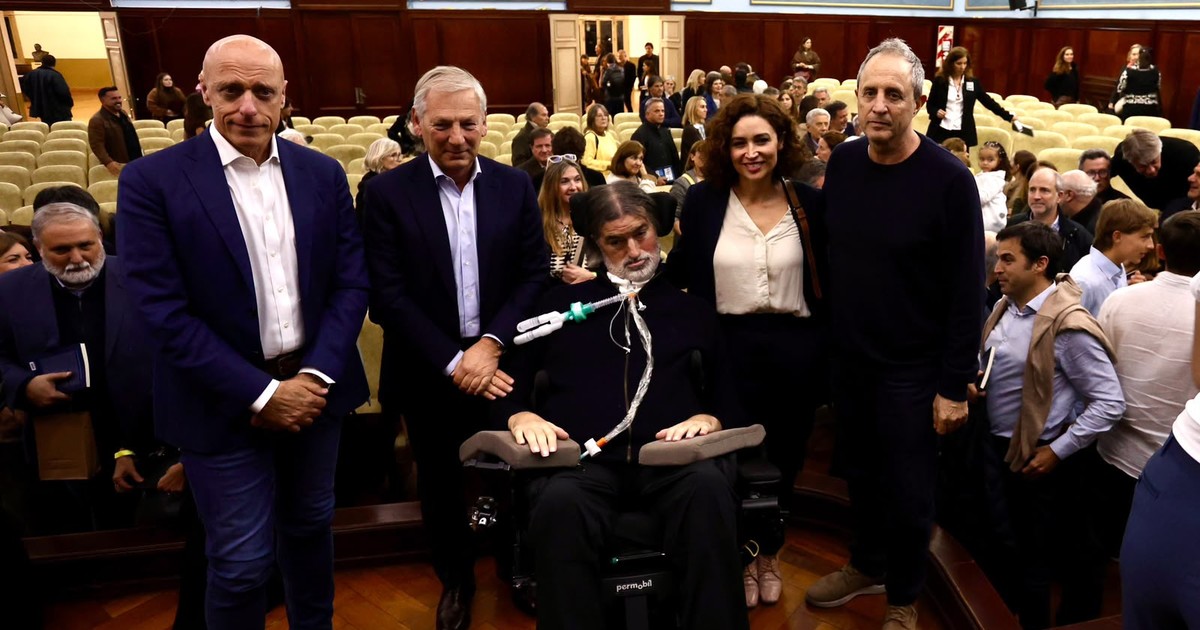 esteban-bullrich-presento-su-nuevo-libro-en-la-uba,-rodeado-de-periodistas-y-dirigentes-politicos