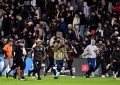 Caos en Vicente López: la barra de Platense invadió el campo, robó una bandera de Fluminense y empañó su despedida de la Libertadores