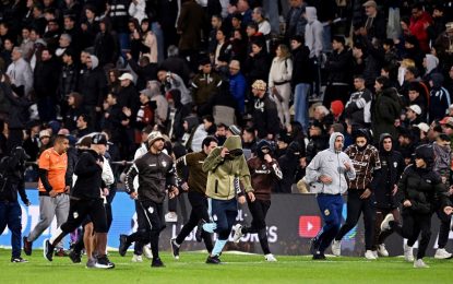Caos en Vicente López: la barra de Platense invadió el campo, robó una bandera de Fluminense y empañó su despedida de la Libertadores