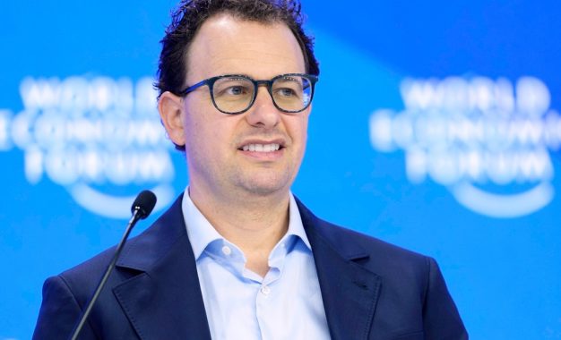 Por qué los gigantes de la IA piden pisar el freno: entre los riesgos reales, el marketing y la amenaza de China