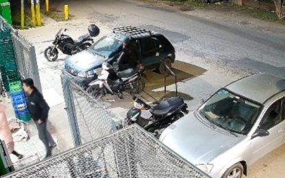 Intentó robar una moto, sufrió un percance y se fracturó: pidió ayuda a un camionero y fue interceptado cuando iba a bordo del camión