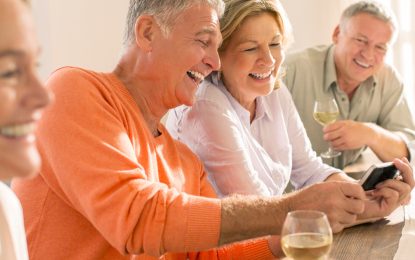 Conocer gente después de los 55: cómo funciona Vermut, la app que propone encuentros y actividades