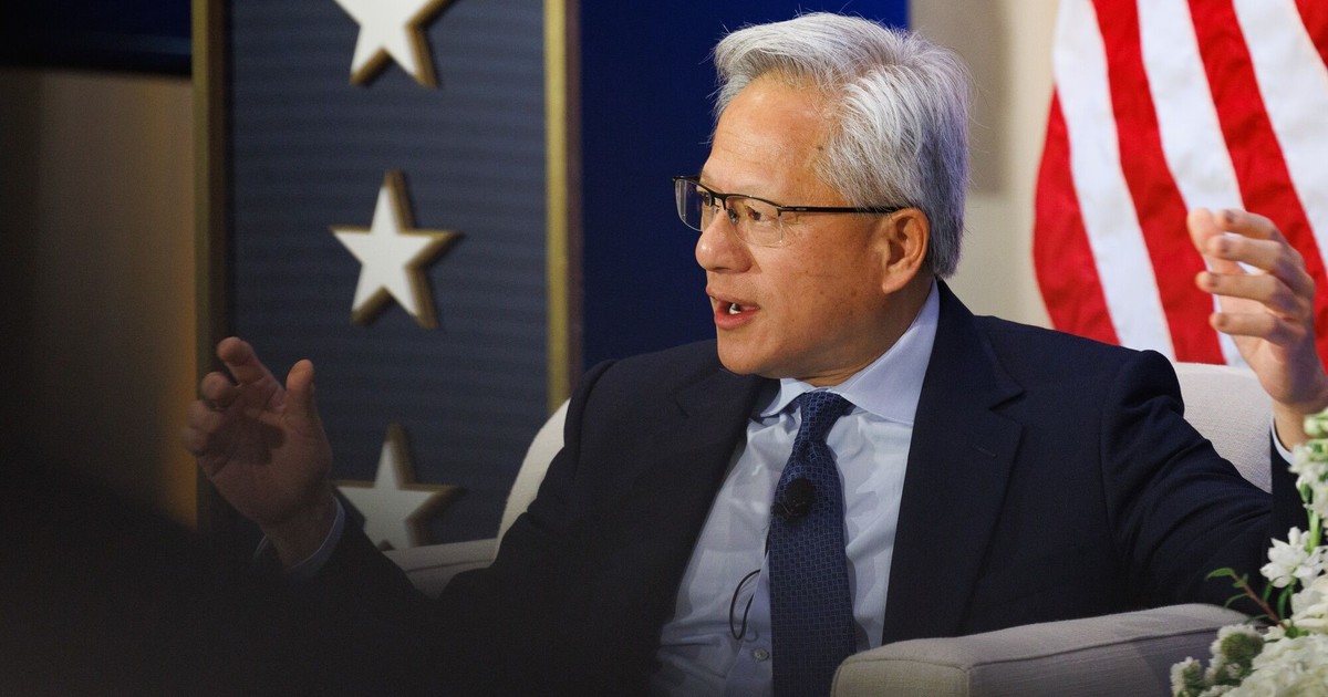 el-ceo-de-nvidia-dijo-que-las-predicciones-apocalipticas-sobre-la-ia-“son-inventadas”-y-trump-lo-llamo-en-vivo