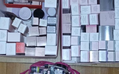 Usó la tarjeta de crédito de una mujer muerta para comprar cientos de productos de belleza
