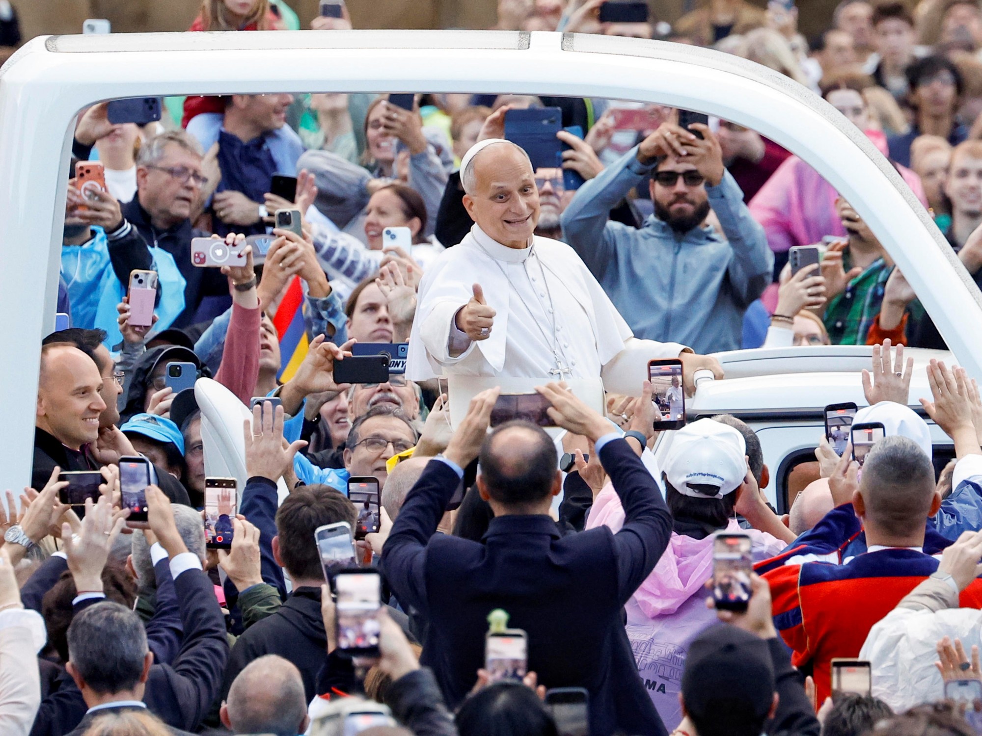 El papa León XIV saluda a los fieles en su audiencia semanal en el Vaticano
