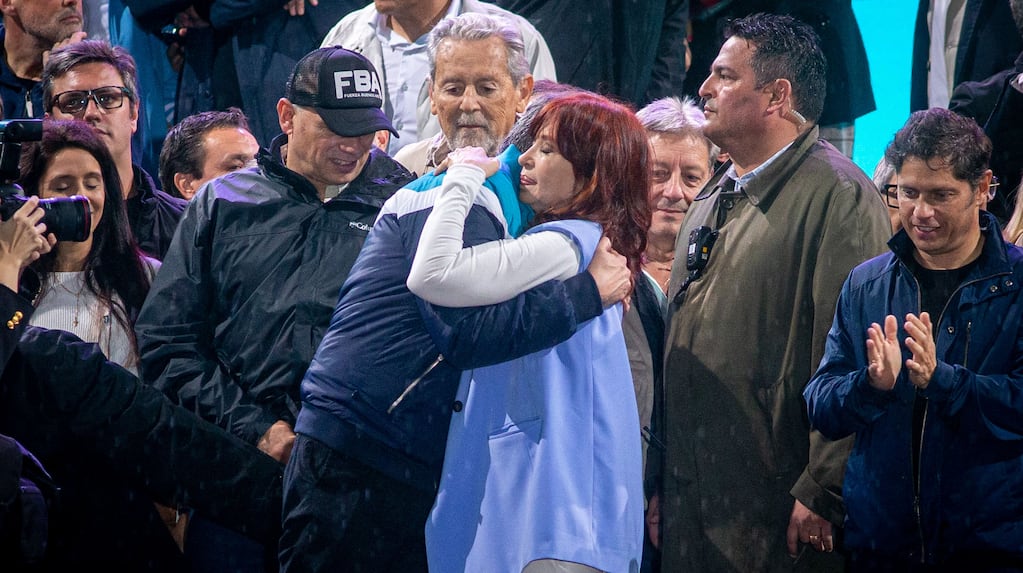 La exvicepresidenta Cristina Kirchner junto a su hijo Máximo Kirchner en un acto en la Plaza de Mayo, en 2023