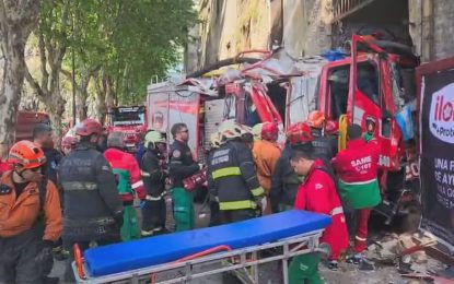 Un camión de bomberos chocó con un colectivo y terminó contra la excárcel de Caseros: diez heridos