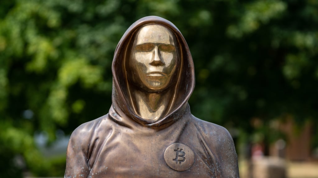 Estatua de Satoshi Nakamoto en Budapest, Hungría