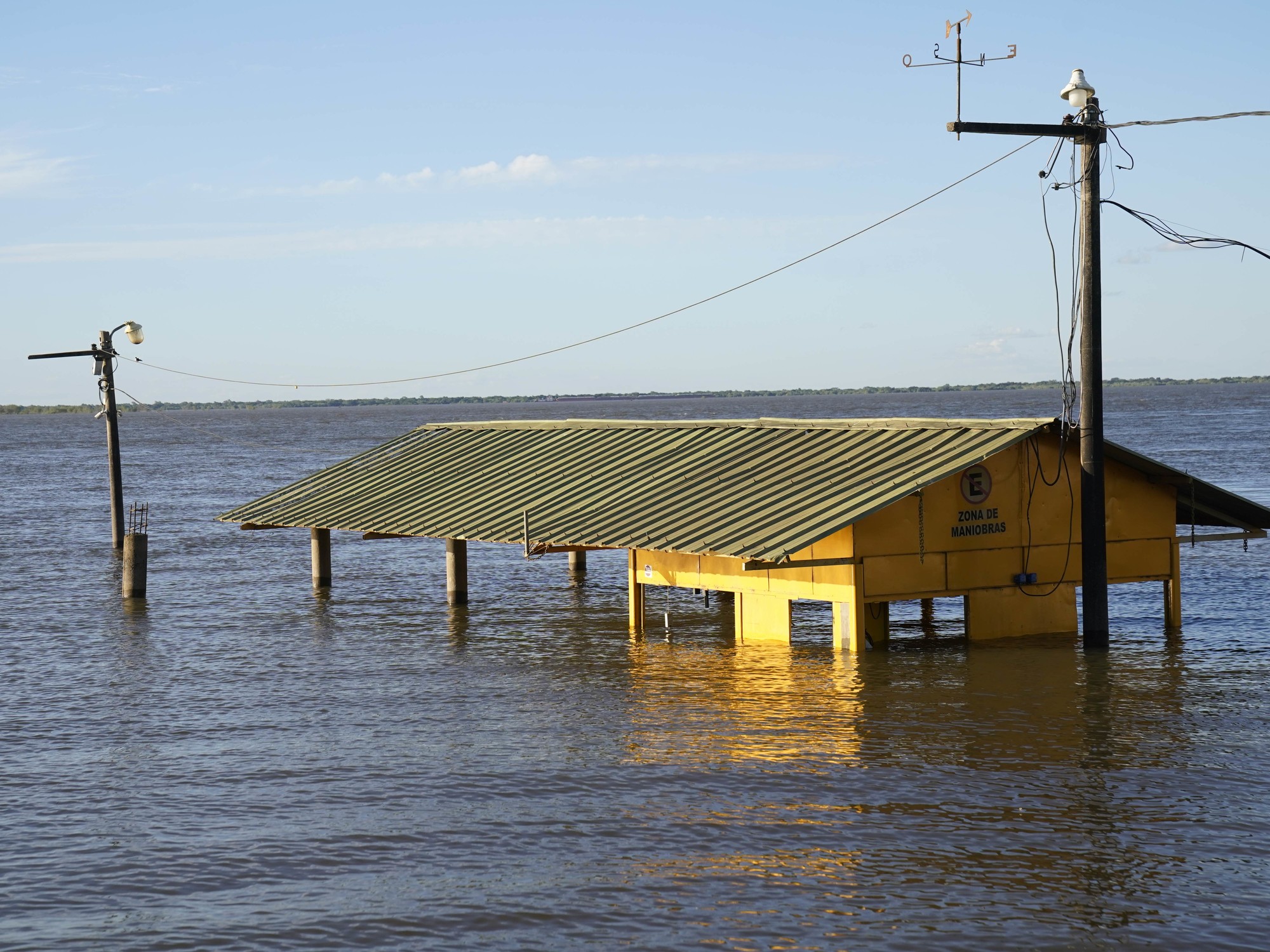 La costa de Paso de la Patria, bajo el agua desde hace días por la crecida del río Paraná