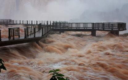 El río Iguazú alcanzó un caudal récord para 2026 en las Cataratas y cerraron el Circuito Superior