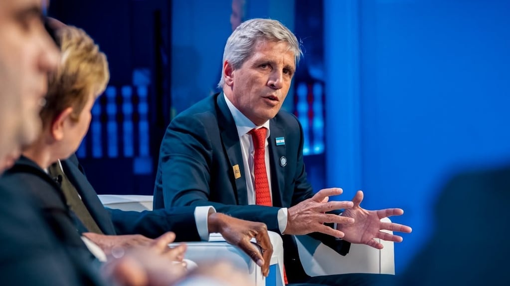 Caputo aseguró que las inversiones del RIGI alcanzan para terminar de levantar el cepo