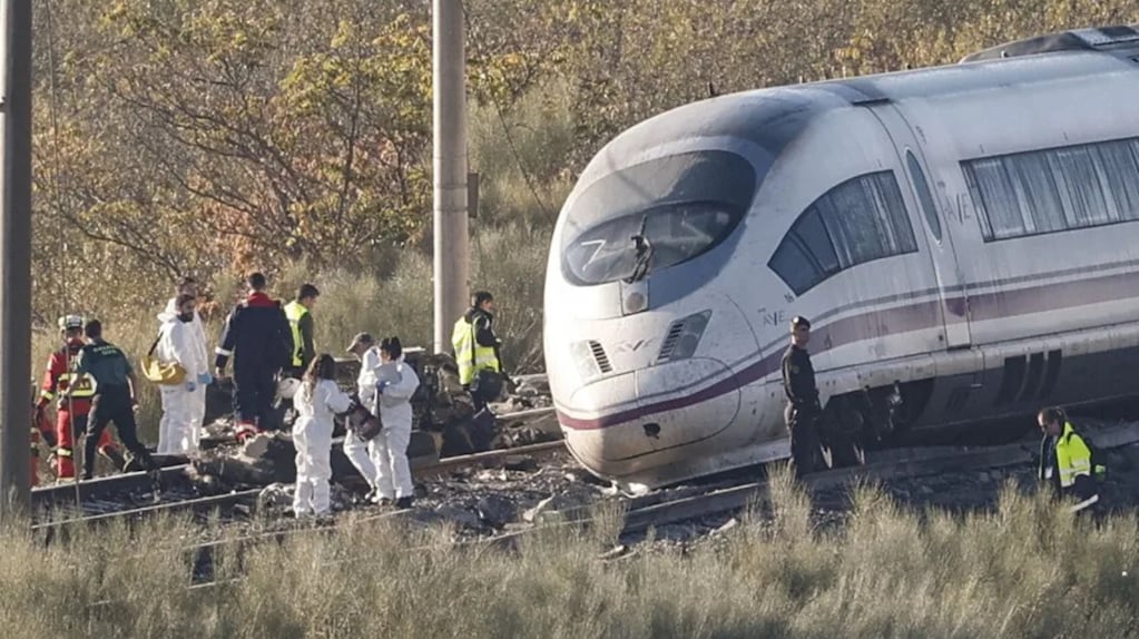 Los equipos de emergencia trabajan en la zona del choque entre las dos formaciones que salieron de Madrid.