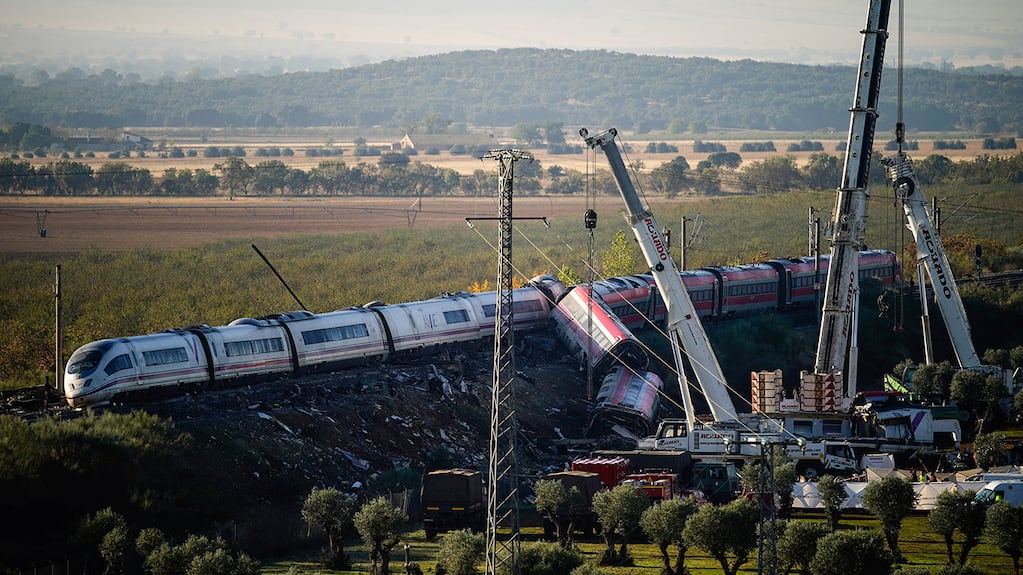 Grúas trabajan en la zona del choque entre dos trenes de alta velocidad, cerca de Toledo, al día siguiente del accidente.