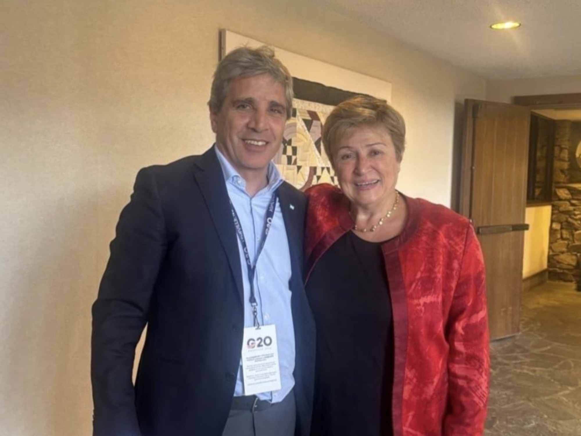 Luis Caputo con Kristalina Georgieva en el G20